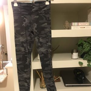Strut This camo leggings / yoga pants one size
